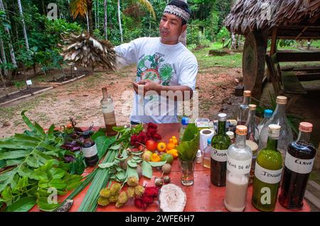 Einheimischer Ayahuasca-Schamane in der Nähe der Stadt Indiana, Iquitos, Loreto, Peru. Schamanismus oder Samanismus ist eine religiöse Praxis, an der ein Praktizierender beteiligt ist Stockfoto