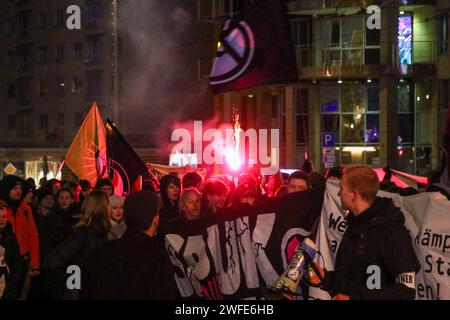 REKORDDATUM NICHT ANGEGEBEN Leipzig - nie wieder ist genau jetzt : Demonstration gegen rechts zieht durch die Stadt 30.01.2024 gegen 19 Uhr Leipzig, Leipziger Stadtring das Bündnis Solidarische Vernetzung Sachsen hat am Dienstagabend zu einer Demonstration gegen Rechts aufgerufen. Um 18 Uhr kamen auf dem Augustusplatz mehrere Tausend Menschen zusammen, um gemeinsam ein Zeichen gegen Hass und Hetze zu setzen. Nach einigen Redebeiträgen hat sich der Aufzug über den Ring in Bewegung gesetzt. Es ging weiter über den Stadtring wieder bis zum Augustusplatz. Die Polizei begleitete den Aufzug mit einem Gro Stockfoto