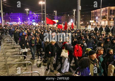 REKORDDATUM NICHT ANGEGEBEN Leipzig - nie wieder ist genau jetzt : Demonstration gegen rechts zieht durch die Stadt 30.01.2024 gegen 19 Uhr Leipzig, Leipziger Stadtring das Bündnis Solidarische Vernetzung Sachsen hat am Dienstagabend zu einer Demonstration gegen Rechts aufgerufen. Um 18 Uhr kamen auf dem Augustusplatz mehrere Tausend Menschen zusammen, um gemeinsam ein Zeichen gegen Hass und Hetze zu setzen. Nach einigen Redebeiträgen hat sich der Aufzug über den Ring in Bewegung gesetzt. Es ging weiter über den Stadtring wieder bis zum Augustusplatz. Die Polizei begleitete den Aufzug mit einem Gro Stockfoto