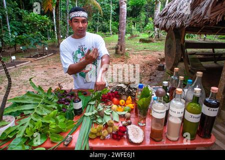 Einheimischer Ayahuasca-Schamane in der Nähe der Stadt Indiana, Iquitos, Loreto, Peru. Schamanismus oder Samanismus ist eine religiöse Praxis, an der ein Praktizierender beteiligt ist Stockfoto