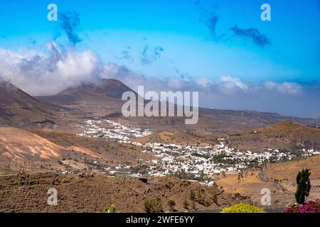 Blick über Haria, Lanzarote, im Morgennebel Stockfoto