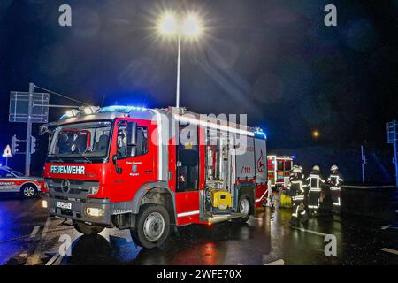 Schwerer Verkehrsunfall mit Linienbus - 1 Toter, 2 Schwerverletzte 24.01.2024: Bei einem sehr schweren Verkehrsunfall auf der Gemarkungsgrenze Ludwigsburg/Möglingen kam in der Nacht vom 23,1 auf den 24.1. ein Mensch ums Leben, zwei wurden schwer verletzt. Gegen 23:45 Uhr stießen im Bereich der A81-Anschlusstelle LB-Süd FR Heilbronn ein Linienbus und ein Kleintransporter heftig zusammen. Der Kleintransporter wurde herumgeschleudert, der Beifahrer eingeklemmt und wie sein Fahrer schwer verletzt. Der Linienbus rammte zwei Ampelmasten, riss die Leitplanke auf einer Länge von rund 40 Meter mit, wal Stockfoto