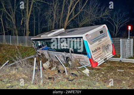 Schwerer Verkehrsunfall mit Linienbus - 1 Toter, 2 Schwerverletzte 24.01.2024: Bei einem sehr schweren Verkehrsunfall auf der Gemarkungsgrenze Ludwigsburg/Möglingen kam in der Nacht vom 23,1 auf den 24.1. ein Mensch ums Leben, zwei wurden schwer verletzt. Gegen 23:45 Uhr stießen im Bereich der A81-Anschlusstelle LB-Süd FR Heilbronn ein Linienbus und ein Kleintransporter heftig zusammen. Der Kleintransporter wurde herumgeschleudert, der Beifahrer eingeklemmt und wie sein Fahrer schwer verletzt. Der Linienbus rammte zwei Ampelmasten, riss die Leitplanke auf einer Länge von rund 40 Meter mit, wal Stockfoto