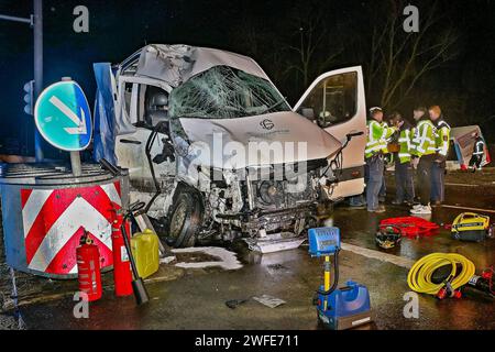 Schwerer Verkehrsunfall mit Linienbus - 1 Toter, 2 Schwerverletzte 24.01.2024: Bei einem sehr schweren Verkehrsunfall auf der Gemarkungsgrenze Ludwigsburg/Möglingen kam in der Nacht vom 23,1 auf den 24.1. ein Mensch ums Leben, zwei wurden schwer verletzt. Gegen 23:45 Uhr stießen im Bereich der A81-Anschlusstelle LB-Süd FR Heilbronn ein Linienbus und ein Kleintransporter heftig zusammen. Der Kleintransporter wurde herumgeschleudert, der Beifahrer eingeklemmt und wie sein Fahrer schwer verletzt. Der Linienbus rammte zwei Ampelmasten, riss die Leitplanke auf einer Länge von rund 40 Meter mit, wal Stockfoto