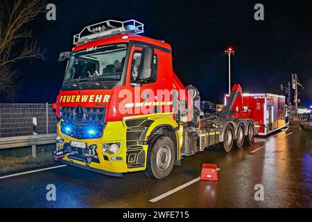 Schwerer Verkehrsunfall mit Linienbus - 1 Toter, 2 Schwerverletzte 24.01.2024: Bei einem sehr schweren Verkehrsunfall auf der Gemarkungsgrenze Ludwigsburg/Möglingen kam in der Nacht vom 23,1 auf den 24.1. ein Mensch ums Leben, zwei wurden schwer verletzt. Gegen 23:45 Uhr stießen im Bereich der A81-Anschlusstelle LB-Süd FR Heilbronn ein Linienbus und ein Kleintransporter heftig zusammen. Der Kleintransporter wurde herumgeschleudert, der Beifahrer eingeklemmt und wie sein Fahrer schwer verletzt. Der Linienbus rammte zwei Ampelmasten, riss die Leitplanke auf einer Länge von rund 40 Meter mit, wal Stockfoto