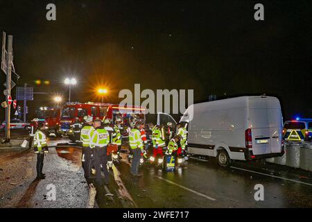 Schwerer Verkehrsunfall mit Linienbus - 1 Toter, 2 Schwerverletzte 24.01.2024: Bei einem sehr schweren Verkehrsunfall auf der Gemarkungsgrenze Ludwigsburg/Möglingen kam in der Nacht vom 23,1 auf den 24.1. ein Mensch ums Leben, zwei wurden schwer verletzt. Gegen 23:45 Uhr stießen im Bereich der A81-Anschlusstelle LB-Süd FR Heilbronn ein Linienbus und ein Kleintransporter heftig zusammen. Der Kleintransporter wurde herumgeschleudert, der Beifahrer eingeklemmt und wie sein Fahrer schwer verletzt. Der Linienbus rammte zwei Ampelmasten, riss die Leitplanke auf einer Länge von rund 40 Meter mit, wal Stockfoto