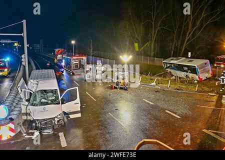 Schwerer Verkehrsunfall mit Linienbus - 1 Toter, 2 Schwerverletzte 24.01.2024: Bei einem sehr schweren Verkehrsunfall auf der Gemarkungsgrenze Ludwigsburg/Möglingen kam in der Nacht vom 23,1 auf den 24.1. ein Mensch ums Leben, zwei wurden schwer verletzt. Gegen 23:45 Uhr stießen im Bereich der A81-Anschlusstelle LB-Süd FR Heilbronn ein Linienbus und ein Kleintransporter heftig zusammen. Der Kleintransporter wurde herumgeschleudert, der Beifahrer eingeklemmt und wie sein Fahrer schwer verletzt. Der Linienbus rammte zwei Ampelmasten, riss die Leitplanke auf einer Länge von rund 40 Meter mit, wal Stockfoto