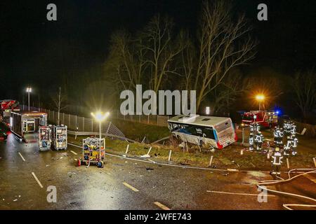 Schwerer Verkehrsunfall mit Linienbus - 1 Toter, 2 Schwerverletzte 24.01.2024: Bei einem sehr schweren Verkehrsunfall auf der Gemarkungsgrenze Ludwigsburg/Möglingen kam in der Nacht vom 23,1 auf den 24.1. ein Mensch ums Leben, zwei wurden schwer verletzt. Gegen 23:45 Uhr stießen im Bereich der A81-Anschlusstelle LB-Süd FR Heilbronn ein Linienbus und ein Kleintransporter heftig zusammen. Der Kleintransporter wurde herumgeschleudert, der Beifahrer eingeklemmt und wie sein Fahrer schwer verletzt. Der Linienbus rammte zwei Ampelmasten, riss die Leitplanke auf einer Länge von rund 40 Meter mit, wal Stockfoto