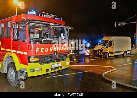 Schwerer Verkehrsunfall mit Linienbus - 1 Toter, 2 Schwerverletzte 24.01.2024: Bei einem sehr schweren Verkehrsunfall auf der Gemarkungsgrenze Ludwigsburg/Möglingen kam in der Nacht vom 23,1 auf den 24.1. ein Mensch ums Leben, zwei wurden schwer verletzt. Gegen 23:45 Uhr stießen im Bereich der A81-Anschlusstelle LB-Süd FR Heilbronn ein Linienbus und ein Kleintransporter heftig zusammen. Der Kleintransporter wurde herumgeschleudert, der Beifahrer eingeklemmt und wie sein Fahrer schwer verletzt. Der Linienbus rammte zwei Ampelmasten, riss die Leitplanke auf einer Länge von rund 40 Meter mit, wal Stockfoto