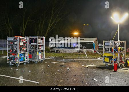 Schwerer Verkehrsunfall mit Linienbus - 1 Toter, 2 Schwerverletzte 24.01.2024: Bei einem sehr schweren Verkehrsunfall auf der Gemarkungsgrenze Ludwigsburg/Möglingen kam in der Nacht vom 23,1 auf den 24.1. ein Mensch ums Leben, zwei wurden schwer verletzt. Gegen 23:45 Uhr stießen im Bereich der A81-Anschlusstelle LB-Süd FR Heilbronn ein Linienbus und ein Kleintransporter heftig zusammen. Der Kleintransporter wurde herumgeschleudert, der Beifahrer eingeklemmt und wie sein Fahrer schwer verletzt. Der Linienbus rammte zwei Ampelmasten, riss die Leitplanke auf einer Länge von rund 40 Meter mit, wal Stockfoto