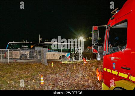 Schwerer Verkehrsunfall mit Linienbus - 1 Toter, 2 Schwerverletzte 24.01.2024: Bei einem sehr schweren Verkehrsunfall auf der Gemarkungsgrenze Ludwigsburg/Möglingen kam in der Nacht vom 23,1 auf den 24.1. ein Mensch ums Leben, zwei wurden schwer verletzt. Gegen 23:45 Uhr stießen im Bereich der A81-Anschlusstelle LB-Süd FR Heilbronn ein Linienbus und ein Kleintransporter heftig zusammen. Der Kleintransporter wurde herumgeschleudert, der Beifahrer eingeklemmt und wie sein Fahrer schwer verletzt. Der Linienbus rammte zwei Ampelmasten, riss die Leitplanke auf einer Länge von rund 40 Meter mit, wal Stockfoto