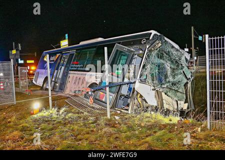 Schwerer Verkehrsunfall mit Linienbus - 1 Toter, 2 Schwerverletzte 24.01.2024: Bei einem sehr schweren Verkehrsunfall auf der Gemarkungsgrenze Ludwigsburg/Möglingen kam in der Nacht vom 23,1 auf den 24.1. ein Mensch ums Leben, zwei wurden schwer verletzt. Gegen 23:45 Uhr stießen im Bereich der A81-Anschlusstelle LB-Süd FR Heilbronn ein Linienbus und ein Kleintransporter heftig zusammen. Der Kleintransporter wurde herumgeschleudert, der Beifahrer eingeklemmt und wie sein Fahrer schwer verletzt. Der Linienbus rammte zwei Ampelmasten, riss die Leitplanke auf einer Länge von rund 40 Meter mit, wal Stockfoto