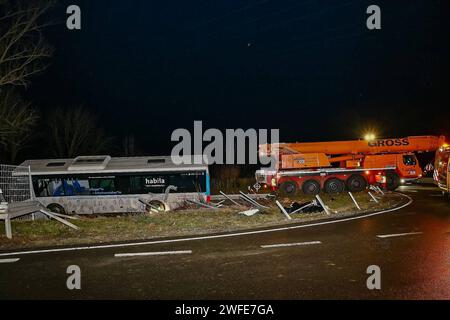 Schwerer Verkehrsunfall mit Linienbus - 1 Toter, 2 Schwerverletzte 24.01.2024: Bei einem sehr schweren Verkehrsunfall auf der Gemarkungsgrenze Ludwigsburg/Möglingen kam in der Nacht vom 23,1 auf den 24.1. ein Mensch ums Leben, zwei wurden schwer verletzt. Gegen 23:45 Uhr stießen im Bereich der A81-Anschlusstelle LB-Süd FR Heilbronn ein Linienbus und ein Kleintransporter heftig zusammen. Der Kleintransporter wurde herumgeschleudert, der Beifahrer eingeklemmt und wie sein Fahrer schwer verletzt. Der Linienbus rammte zwei Ampelmasten, riss die Leitplanke auf einer Länge von rund 40 Meter mit, wal Stockfoto