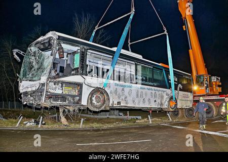 Schwerer Verkehrsunfall mit Linienbus - 1 Toter, 2 Schwerverletzte 24.01.2024: Bei einem sehr schweren Verkehrsunfall auf der Gemarkungsgrenze Ludwigsburg/Möglingen kam in der Nacht vom 23,1 auf den 24.1. ein Mensch ums Leben, zwei wurden schwer verletzt. Gegen 23:45 Uhr stießen im Bereich der A81-Anschlusstelle LB-Süd FR Heilbronn ein Linienbus und ein Kleintransporter heftig zusammen. Der Kleintransporter wurde herumgeschleudert, der Beifahrer eingeklemmt und wie sein Fahrer schwer verletzt. Der Linienbus rammte zwei Ampelmasten, riss die Leitplanke auf einer Länge von rund 40 Meter mit, wal Stockfoto