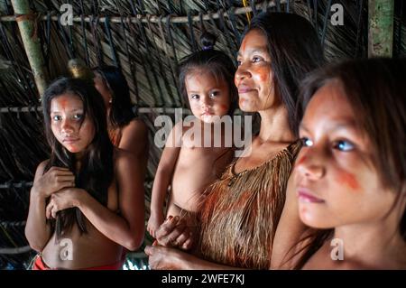 Gemeinschaft der Yagua-Indianer, die ein traditionelles Leben in der Nähe der Amazonasstadt Iquitos, Peru, führen. Yagua, Yahuna, Ñihamwo, Yihamwo, Nihamwo oder Mishara AR Stockfoto