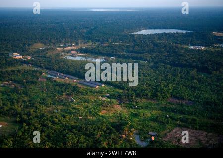 Luftaufnahme des Amazonas-Regenwaldes und Amazonas-Flusses, die die Länder Brasilien, Bolivien, Kolumbien, Ecuador, (Französisch) Guyana umfassen, Peru, Surin Stockfoto