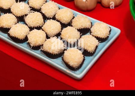 Tablett mit verschiedenen Mini- und normalen Cupcakes für einen köstlichen Leckerbissen Stockfoto