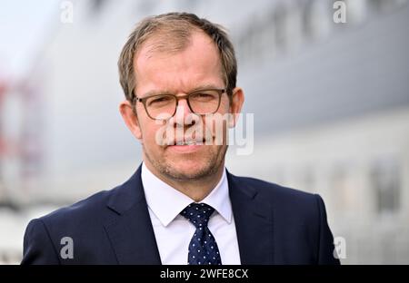 Arnstadt, Deutschland. 30. Januar 2024. Carsten Behrens, Geschäftsführer der N3 Engine Overhaul Services GmbH. Das Unternehmen ist ein Joint Venture der Lufthansa Technik AG und Rolls-Royce für die Wartung von Flugzeugtriebwerken. Quelle: Martin Schutt/dpa/Alamy Live News Stockfoto