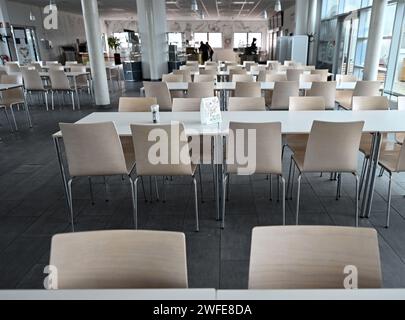 Arnstadt, Deutschland. 30. Januar 2024. Die Betriebskantine der N3 Engine Overhaul Services GmbH. Das Unternehmen ist ein Joint Venture der Lufthansa Technik AG und Rolls-Royce für die Wartung von Flugzeugtriebwerken. Quelle: Martin Schutt/dpa/Alamy Live News Stockfoto