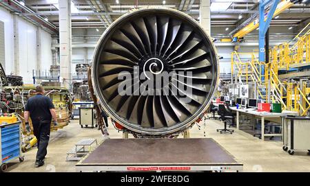 Arnstadt, Deutschland. 30. Januar 2024. Ein Rolls-Royce Trent 700-Motor für den Airbus A330 steht in einer Werkstatt der N3 Engine Overhaul Services GmbH. Das Unternehmen ist ein Joint Venture der Lufthansa Technik AG und Rolls-Royce für die Wartung von Flugzeugtriebwerken. Quelle: Martin Schutt/dpa/Alamy Live News Stockfoto