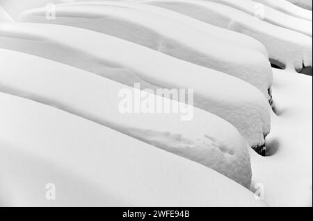 Schneebedeckte Autos auf dem Parkplatz in Finnland Stockfoto