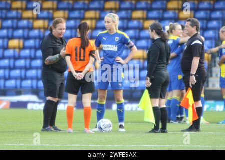 Schiedsrichter Lucy Clark (links) beim Münzwurf mit den Kapitänen von AFC Wimbledon Women gegen Walton Casuals FC Women in Plough Lane (Cherry Red Records Stadium) Stockfoto