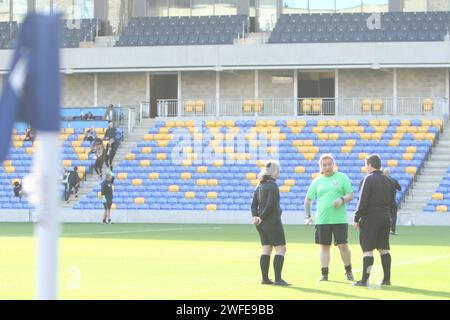 Schiedsrichterin Lucy Clark (grünes Shirt), bevor sie AFC Wimbledon Women gegen Walton Casuals FC Women in Plough Lane (Cherry Red Records Stadium) Schiedsrichterin ist Stockfoto