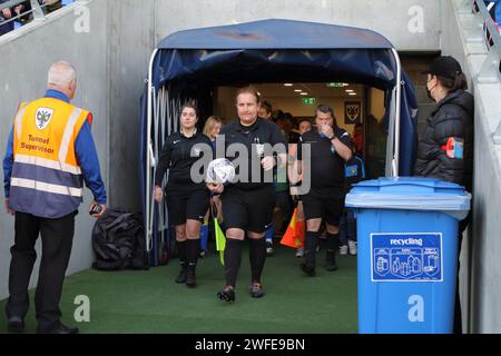 Schiedsrichter Lucy Clark führt die Teams AFC Wimbledon Women gegen Walton Casuals FC Women in der Plough Lane an Stockfoto