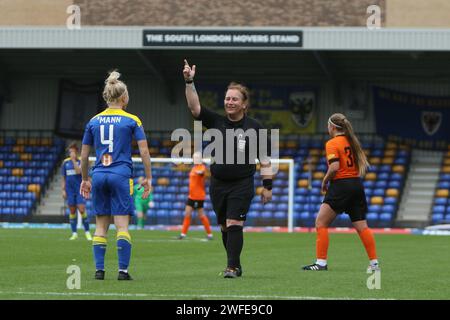 Schiedsrichter Lucy Clark ist verantwortlich für den AFC Wimbledon Women gegen Walton Casuals FC Women in Plough Lane Stockfoto