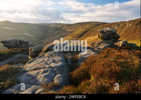 Wintersonnenuntergang von Ringing Roger auf Kinder Scout im Peak District National Park Stockfoto