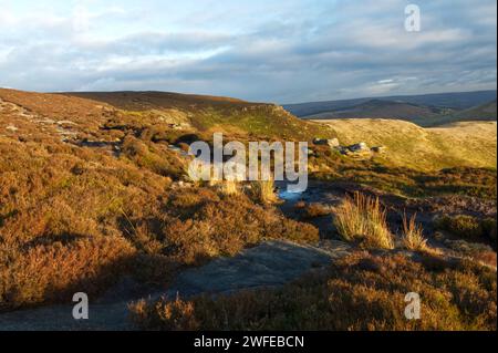 Wintersonnenuntergang von Ringing Roger auf Kinder Scout im Peak District National Park Stockfoto