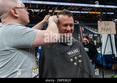 Man bekommt Haarschnitt von 22Mohawks bei der 8. Jährlichen BFit Challenge, organisiert von der Boston Bruins Foundation. Stockfoto