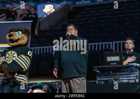 Todd Angilly singt die Nationalhymne bei der 8. Jährlichen BFit Challenge, die von der Boston Bruins Foundation organisiert wird. Stockfoto