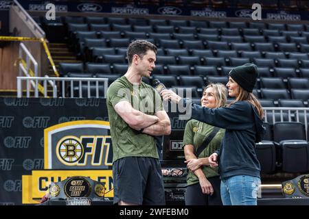 Adam McQuiad wurde bei der 8. Jährlichen BFit Challenge interviewt, die von der Boston Bruins Foundation organisiert wurde. Stockfoto