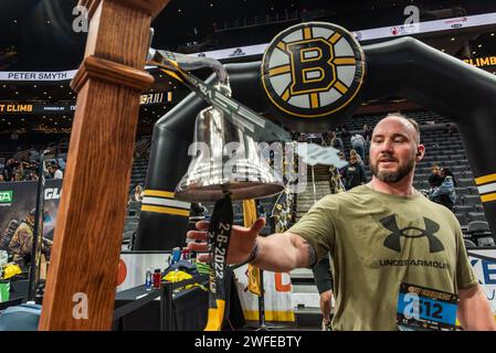 Mann klingelt an der Ziellinie der 8. Jährlichen BFit Challenge, organisiert von der Boston Bruins Foundation. Stockfoto