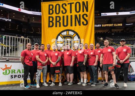 Gruppe posiert bei der 8. Jährlichen BFit Challenge, organisiert von der Boston Bruins Foundation. Stockfoto