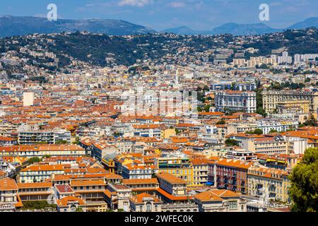 Nizza, Frankreich - 3. August 2022: Schönes Panorama mit Riquier, Cimiez und Saint Roch historische Altstadt mit Alpengebirge an der französischen Riviera Stockfoto