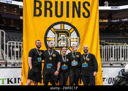 Gruppe posiert bei der 8. Jährlichen BFit Challenge, organisiert von der Boston Bruins Foundation. Stockfoto