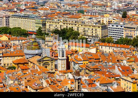 Nizza, Frankreich - 3. August 2022: Schönes Panorama mit Vieille Ville, historischer Altstadt mit Saint-Reparata-Kathedrale an der französischen Riviera Mediterr Stockfoto