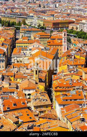 Nizza, Frankreich - 3. August 2022: Schönes Panorama mit Vieille Ville, historischer Altstadt mit Saint-Reparata-Kathedrale an der französischen Riviera Mediterr Stockfoto