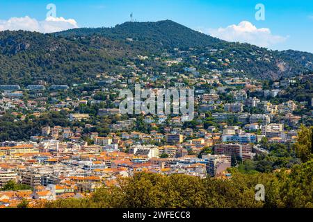 Nizza, Frankreich - 3. August 2022: Schönes Panorama mit Riquier, Cimiez und Saint Roch historische Altstadt mit Alpengebirge an der französischen Riviera Stockfoto