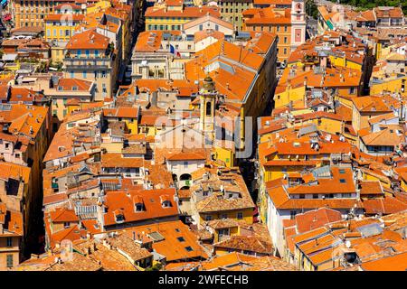 Nizza, Frankreich - 3. August 2022: Schönes Panorama mit Vieille Ville, historischer Altstadt mit Saint-Reparata-Kathedrale an der französischen Riviera Mediterr Stockfoto