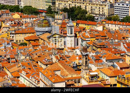 Nizza, Frankreich - 3. August 2022: Schönes Panorama mit Vieille Ville, historischer Altstadt mit Saint-Reparata-Kathedrale an der französischen Riviera Mediterr Stockfoto
