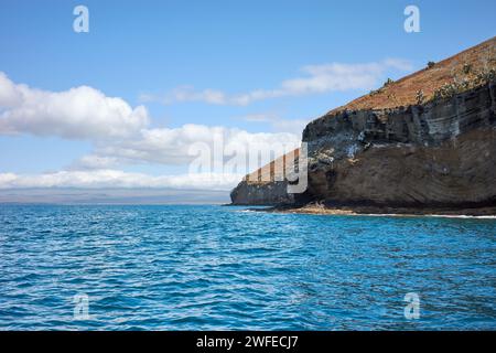 Klippe einer unbewohnten Insel vom Wasser aus gesehen, Galapagos Nationalpark, Ecuador. Stockfoto
