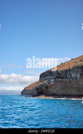 Klippe einer unbewohnten Insel vom Wasser aus gesehen, Galapagos Nationalpark, Ecuador. Stockfoto