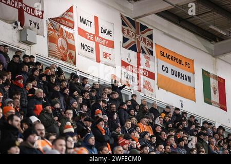 Blackpool Fans während des Finalspiels der Bristol Street Motors Trophy Quarter Blackpool vs Bolton Wanderers in der Bloomfield Road, Blackpool, Großbritannien, 30. Januar 2024 (Foto: Mark Cosgrove/News Images) Stockfoto