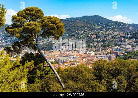Nizza, Frankreich - 3. August 2022: Schönes Panorama mit Riquier, Cimiez und Saint Roch historische Altstadt mit Alpengebirge an der französischen Riviera Stockfoto