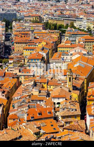 Nizza, Frankreich - 3. August 2022: Schönes Panorama mit Vieille Ville, historischer Altstadt mit Saint-Reparata-Kathedrale an der französischen Riviera Mediterr Stockfoto