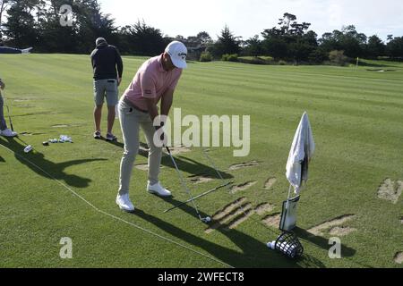 Pebble Beach, USA. 30. Januar 2024. Pebble Beach, Monterey, Kalifornien, USA - 30. Januar 2024 Christiaan Bezuidenhout, übt vor der zweiten „Signature“-Veranstaltung der USA PGA Tour-Saison auf den berühmten Pebble Beach Links. Quelle: Motofoto/Alamy Live News Stockfoto