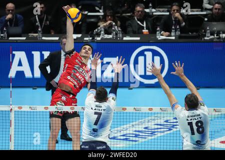 Ben Tara Wassim #10 von Sir Susa VIM Perugia wurde während des Goldmedaillenspiels „Del Monte Coppa Italia“ SuperLega 23/24 zwischen Sir Susa VIM Perugia und Mint Vero Volley Monza in der Unipol Arena in Aktin gesehen. Endpunktzahl: Perugia 3:1 Monza. Stockfoto